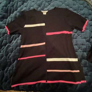 Misook size large short sleeve knit top.  Great colors and it good used shape.